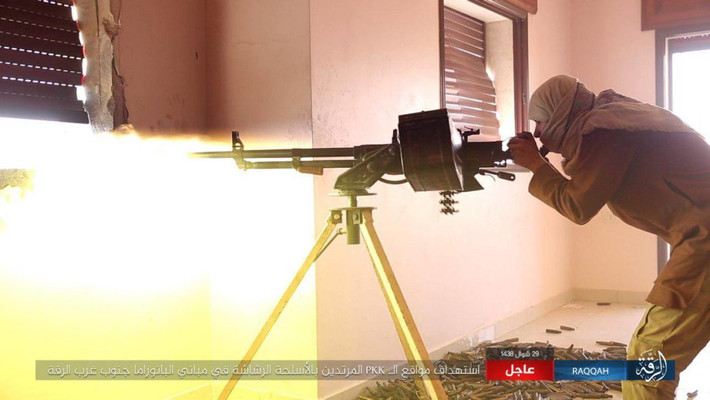 Một chiến binh IS ngắm bắn lực lượng người Kurd từ tòa nhà ở Raqqa. Ảnh: AMN.