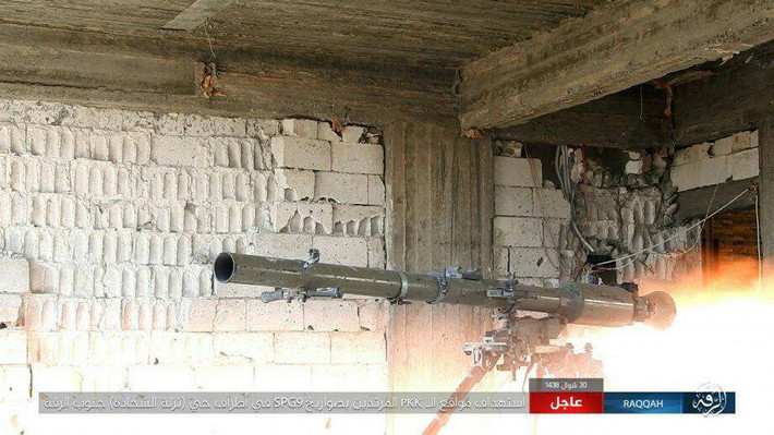 Trước đó, ngày 22/7, phiến quân IS liên tục nã rocket vào mục tiêu người Kurd ở Raqqa. Ảnh: AMN.
