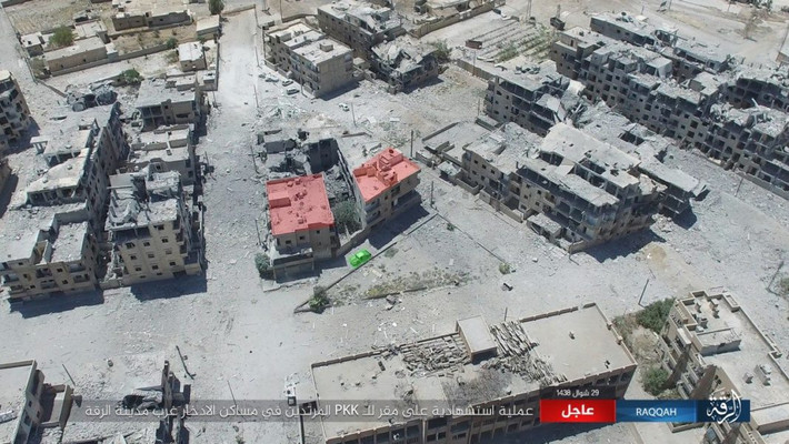 Chiếc xe bom di chuyển trong thành phố Raqqa...Ảnh: AMN.