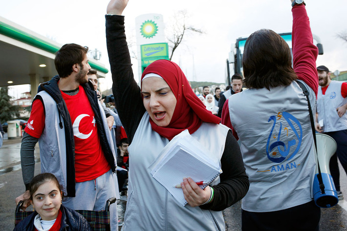 Reem cùng các tình nguyện viên khác tham gia vào cuộc chạy marathon thường niên tại Istanbul. Ảnh: AJ.