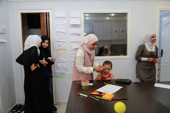 Reem cũng làm tình nguyện viên tại một trung tâm nhằm khích lệ sự tự tin cho các bé gái Syria. Ảnh: AJ.