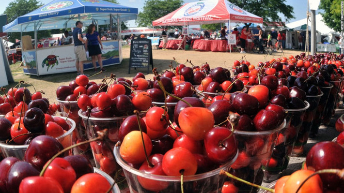 Lễ hội Cherry: Đến với lễ hội độc đáo này ở thị trấn Traverse, Michigan, bạn không chỉ được nếm thử những trái cherry tươi ngon mà còn được tham gia vào nhiều hoạt động thú vị như làm bánh, phun hạt cherry hay diễu hành đường phố…