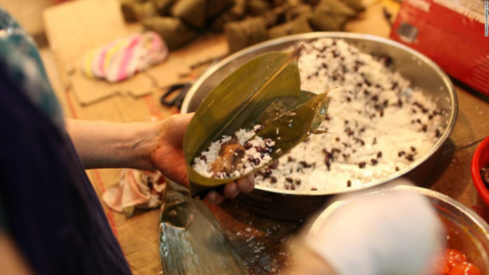 Lễ hội bánh: Lễ hội bánh Dumpling ở Hong Kong nổi tiếng với món bánh làm từ gạo nếp được gói bằng các loại lá khác nhau như lá sen, lá tre hoặc lá chuối. Một hoạt động đặc biệt khác cũng diễn ra trong dịp này là lễ hội đua thuyền rồng.
