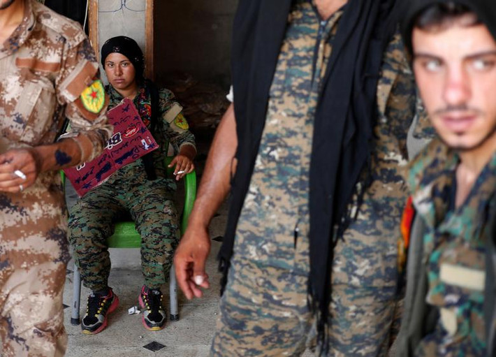 Các chiến binh người Kurd ngồi nghỉ trong một ngôi nhà ở thành phố Raqqa.