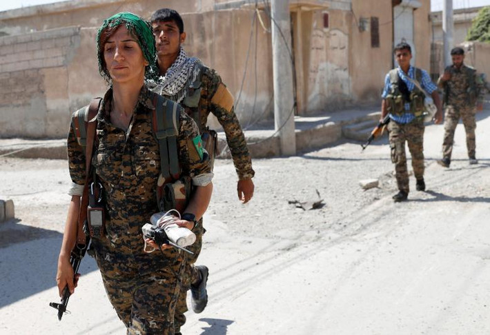 Sheen Ibrahim đi cùng các chiến binh người Kurd khác ở Raqqa.