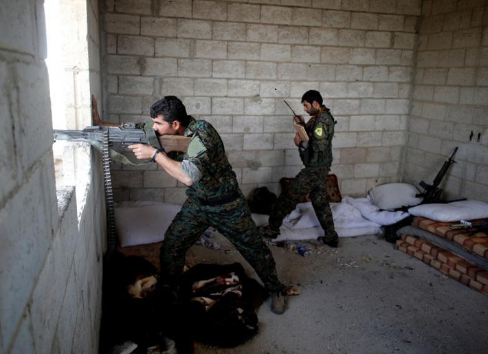 Chiến binh người Kurd ngắm bắn các tay súng IS ở Raqqa.