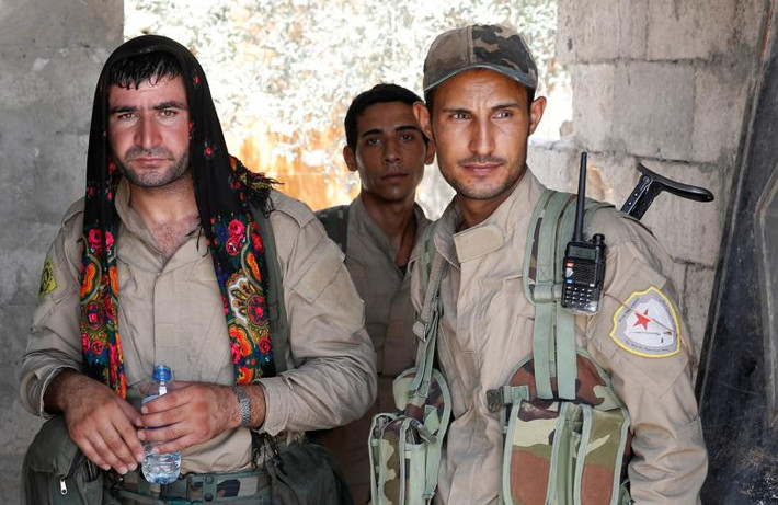 Trước đó, ngày 26/6, người đứng đầu Cơ quan Giám sát Nhân quyền Syria (SOHR) cho biết kể từ khi lực lượng SDF tiến hành tổng tấn công Raqqa hồi đầu tháng 6/2017, lực lượng này đã giành được quyền kiểm soát 1/4 thành phố từ tay IS.