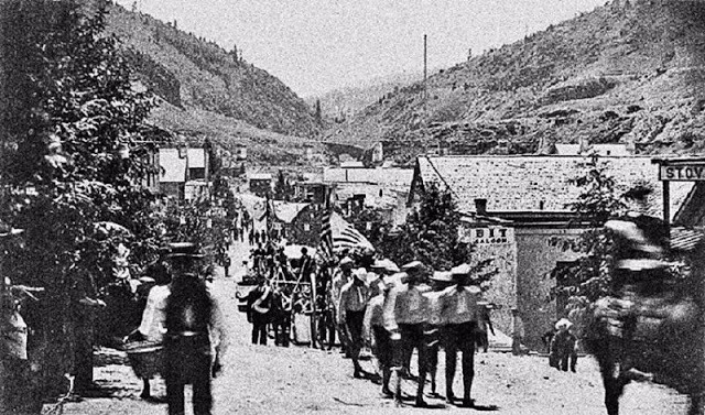 Đoàn người diễu hành ở Canyon City, bang Oregon, trong Ngày độc lập của nước Mỹ năm 1885. Ảnh: VT.