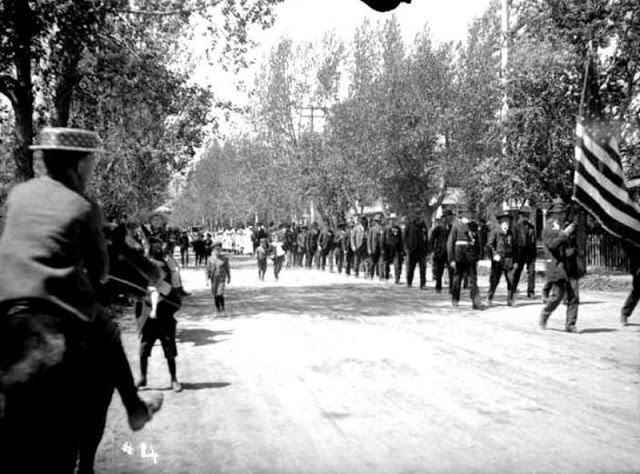 Hình ảnh diễu hành trong Ngày độc lập của nước Mỹ ở Salida, bang Colorado, năm 1900. Ảnh: VT.