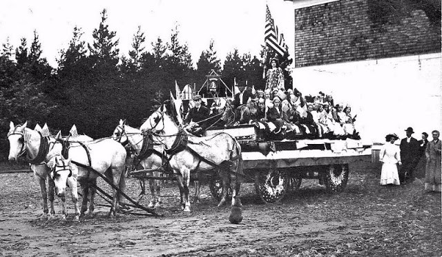 Không khí trong ngày Quốc khánh Mỹ ở Seaside, Oregon, vào khoảng năm 1900. Ảnh: VT.