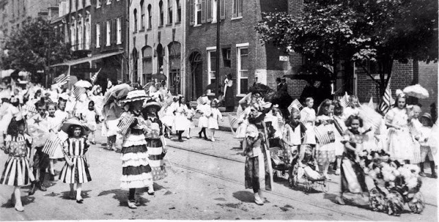 Cảnh náo nhiệt ở Frederick, Maryland, ngày 4/7/1912. Ảnh: VT.
