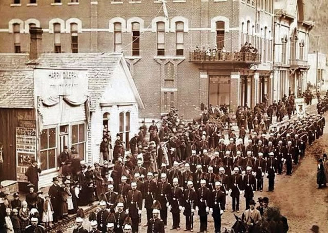 Đoàn diễu hành hoành tráng ở Deadwood, Nam Dakota, vào khoảng những năm 1890. Ảnh: VT.