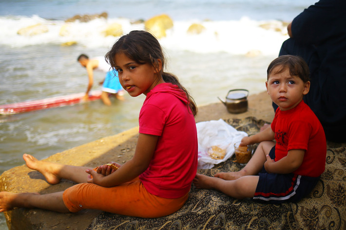 Do nắng nóng kinh hoàng , nhiều gia đình đổ ra bãi biển ở thành phố Gaza. Ảnh: AJ.