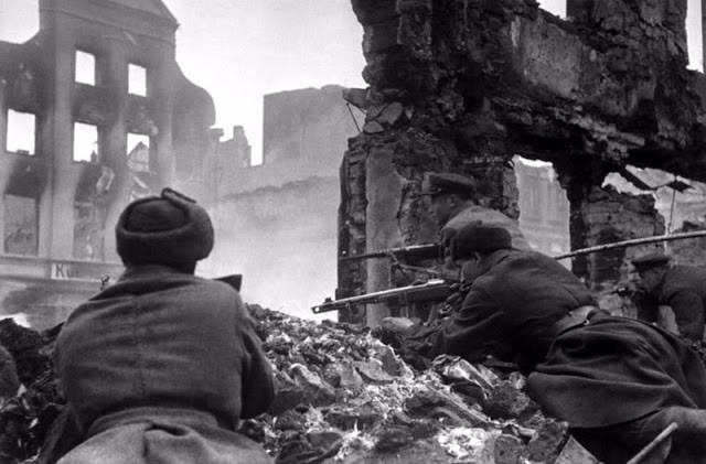 Lính Liên Xô giao đấu ở vùng ngoại ô Konigsberg hồi tháng 4/1945. Ảnh: VT.