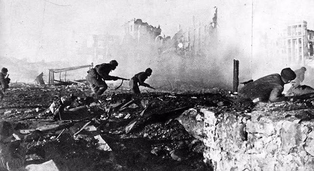 Binh sĩ Liên Xô băng qua đống đổ nát ở Stalingrad vào mùa thu năm 1942. Ảnh: VT.
