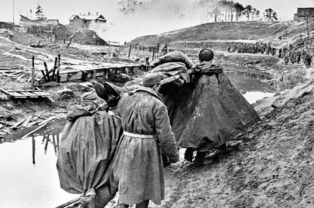 Những người lính khiêng một đồng đội bị thương ở mặt trận Leningrad năm 1941. Ảnh: VT.