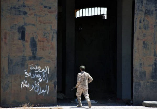 Binh sĩ Syria tiến vào trong một tòa nhà ở làng Khirbat al-Sa’ab. Ảnh: FNA.