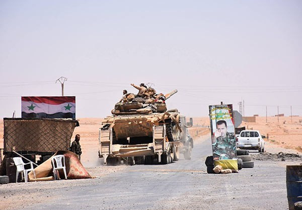 Các binh sĩ Syria trên xe quân sự ở Raqqa. Ảnh: FNA.
