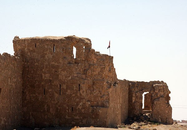 Có thể nói, nhóm khủng bố IS đang bên bờ vực sụp đổ ở tỉnh Raqqa trước những đợt tấn công dữ dội của quân đội Syria và lực lượng người Kurd. Ảnh: FNA.