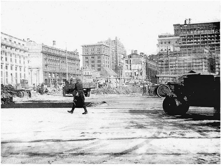 Ga tàu điện ngầm Okhotny Ryad đang trong quá trình xây dựng năm 1934. (Nguồn: ER)