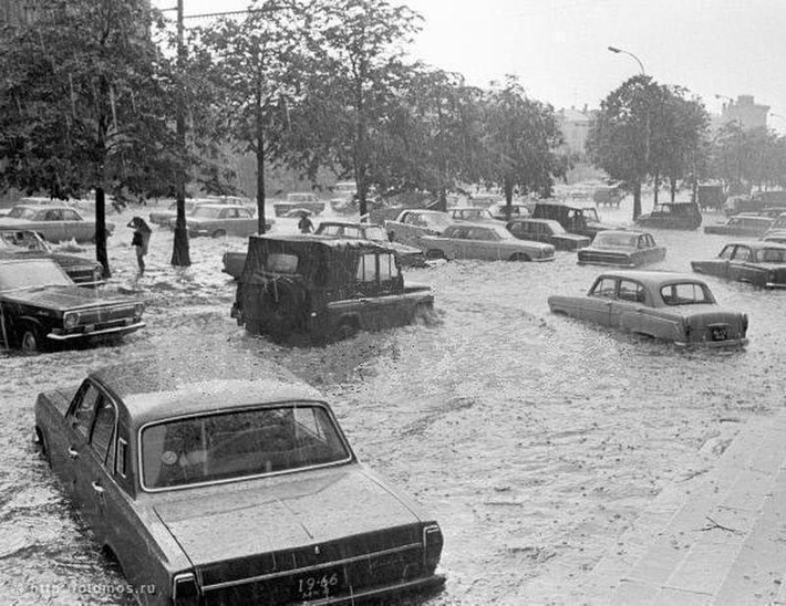 Những cơn mưa lớn làm ngập đường phố ở Moscow năm 1976. (Nguồn: ER)