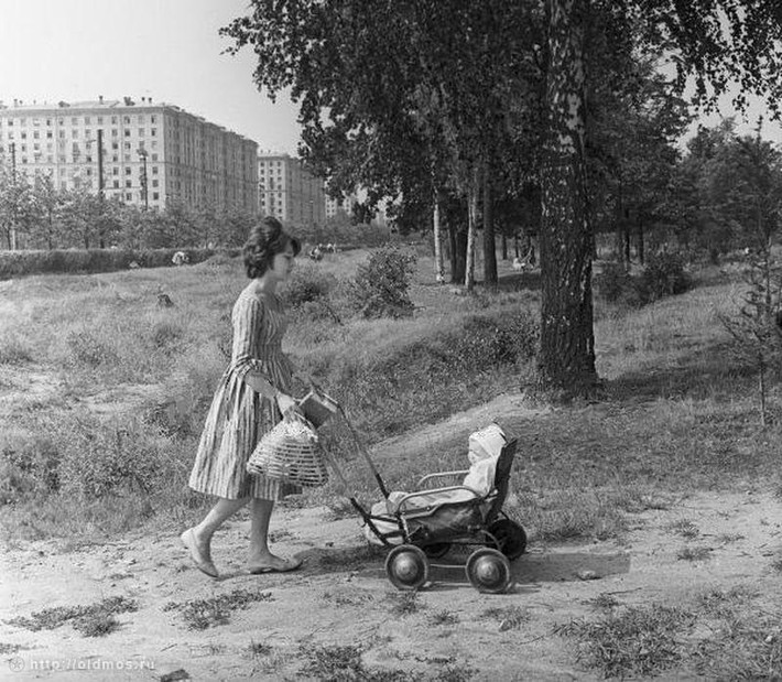 Người phụ nữ đưa con đi chơi ở Công viên Izmailovsky năm 1963. (Nguồn: ER)