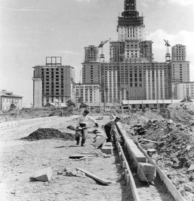 Các công nhân đang xây dựng trường Đại học Quốc gia Moscow năm 1950. (Nguồn: ER)