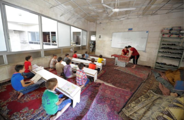 Các em nhỏ đọc kinh Koran tại một nhà thờ Hồi giáo ở al-Kalasa ngày 16/7. (Nguồn ảnh: Reuters)