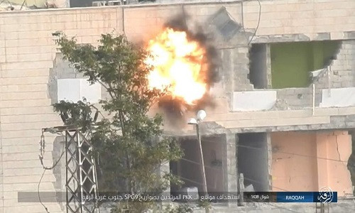 Al Masdar News đưa tin ngày 22/7, phiến quân IS liên tục nã rocket vào các mục tiêu người Kurd ở thành phố Raqqa. Ảnh: AMN.