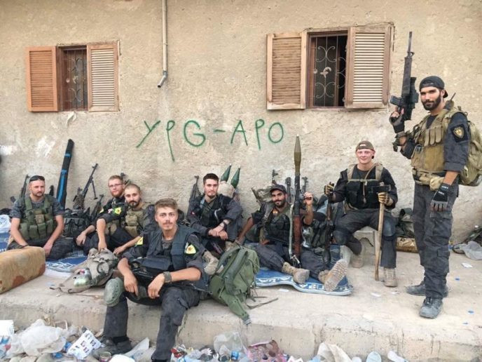 Các chiến binh người Kurd YPG tham gia vào chiến dịch giải phóng Raqqa khỏi IS. Ảnh: AMN.