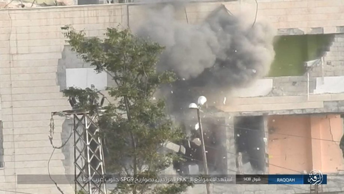 Khói bốc lên từ một địa điểm sau khi phiến quân IS tấn công người Kurd ở Raqqa. Ảnh: AMN.