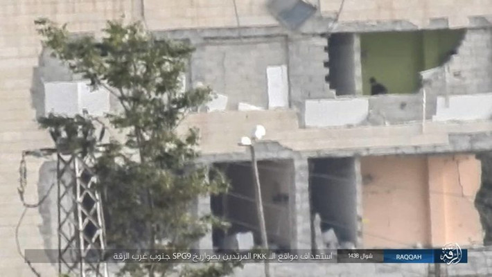 Nguồn tin cho hay, chiến dịch Euphrates Wrath của Lực lượng Dân chủ Syria (SDF) đã bị chững lại trong những ngày gần đây do tổ chức khủng bố IS đã cài cắm bẫy mìn, tiến hành những vụ đánh bom liều chết… gây tổn thất cho lực lượng SDF. Ảnh: AMN.