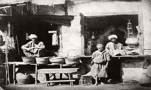 Mọi người bán hàng ngoài chợ ở thủ đô Cairo trong bức ảnh chụp năm 1860. (Nguồn: VT)