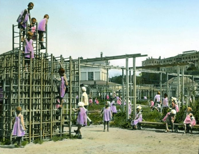 Rất nhiều trẻ chơi đùa trong công viên ở thủ đô Moscow hồi thập niên 1930. Ảnh: ER.