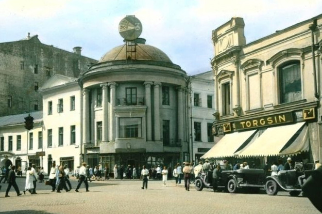 Đường phố Moscow khá nhộn nhịp hồi thập niên 1930. Ảnh: ER.