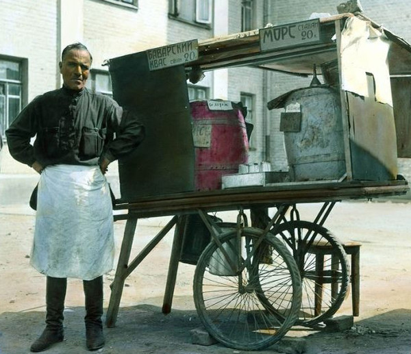 Người đàn ông bán đồ uống truyền thống của Nga - Kvass và Mors - trên đường phố. Ảnh: ER.