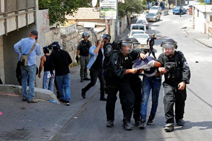 Một người biểu tình Palestine bị bắt giữ.