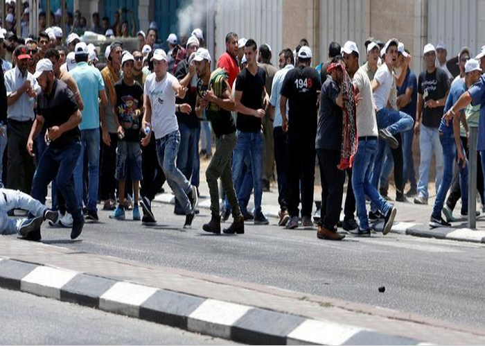 Binh sĩ Israel phun vòi rồng và hơi cay vào người biểu tình Palestine ở thành phố Bethlehem ngày 21/7.