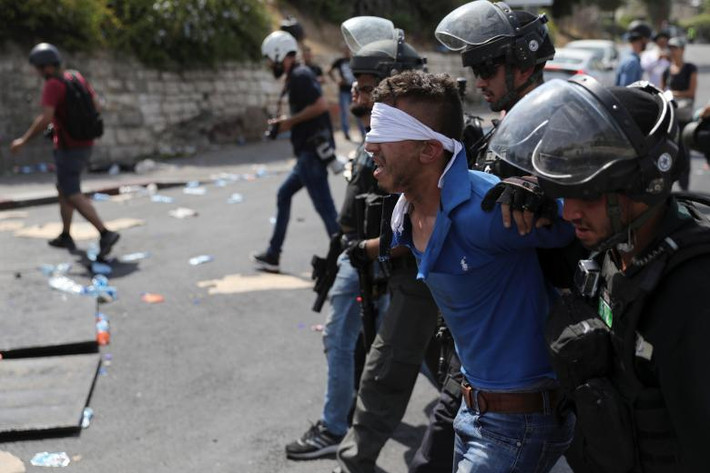 Một người biểu tình Palestine bị bắt giữ.