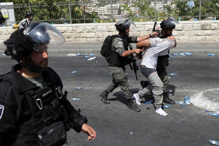 Hình ảnh đụng độ Israel-Palestine trên đường phố.
