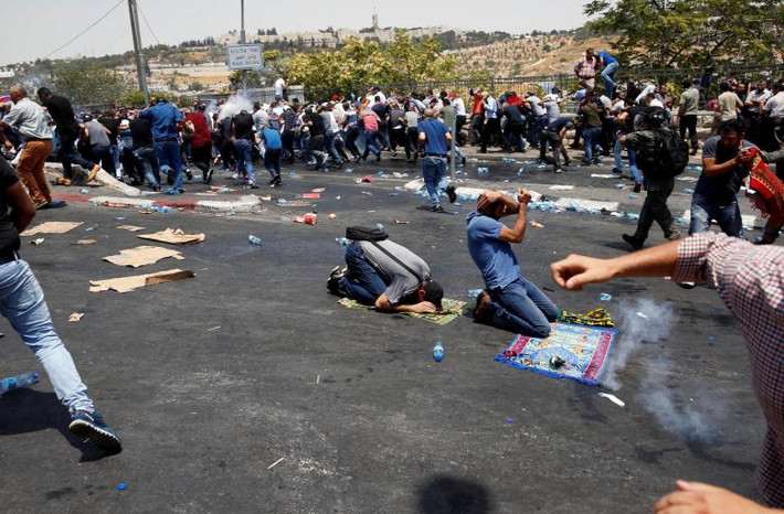 Đông đảo người dân Palestine đụng độ với lực lượng an ninh Israel bên ngoài Thành phố cổ Jerusalem.