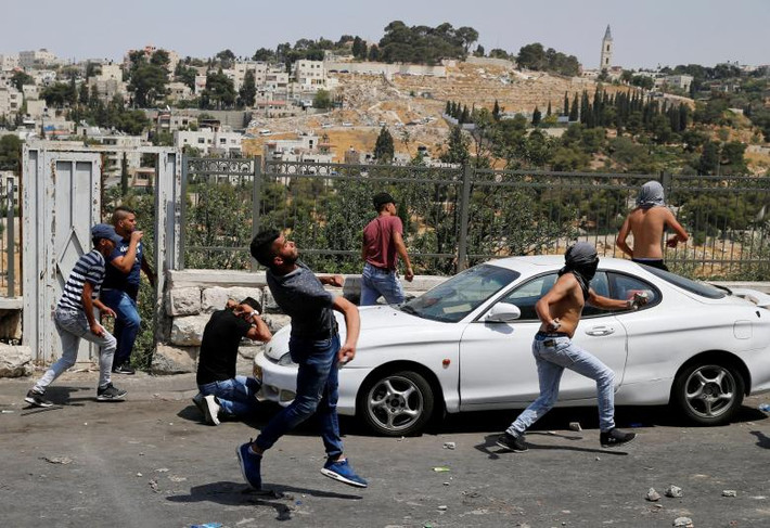 Trong đó, ba người Israel đã bị đâm chết tại một khu định cư Do Thái ở Bờ Tây, vài giờ sau khi 3 người Palestine thiệt mạng trong cuộc đụng độ dữ dội bên ngoài bên ngoài khu đền thờ al-Aqsa ở Đông Jerusalem.