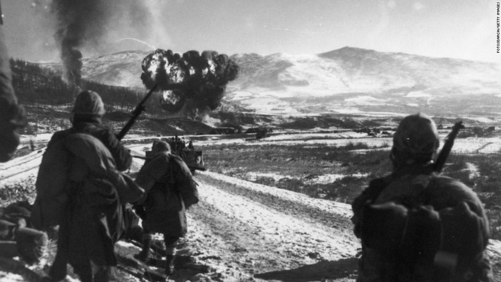 Lính Thủy quân lục chiến Mỹ tấn công Hagaru-ri, Triều Tiên, hồi tháng 12/1950. Ảnh: CNN.