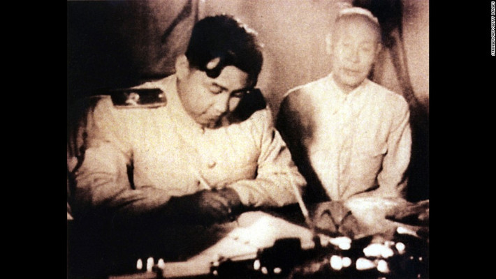 Nhà sáng lập Triều Tiên Kim Il-Sung (trái) ký vào một tài liệu ở thủ đô Seoul, Hàn Quốc. Được biết, cuộc chiến kết thúc khi hai miền Triều Tiên đạt được một thỏa hiệp đình chiến vào ngày 27/7/1953. Tuy nhiên, do không có hiệp định hòa bình nên về mặt kỹ thuật, cuộc chiến này cho đến nay vẫn chưa kết thúc. Ảnh: CNN.