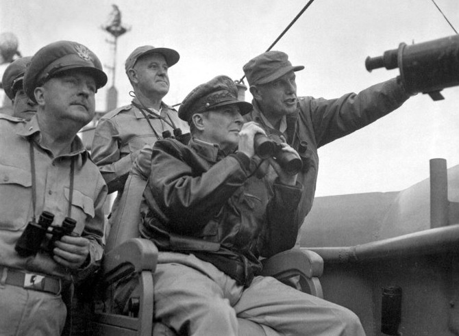 Tướng Mỹ Douglas MacArthur (trung tâm) cùng các quân nhân khác quan sát theo dõi một trận đánh từ tàu USS Mount McKinley hồi tháng 9/1950. Ảnh: CNN.