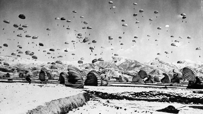 Lính Mỹ nhảy dù ở Hàn Quốc vào khoảng năm 1951. Ảnh: CNN.