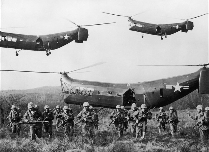 Lính Mỹ vừa xuống trực thăng vào khoảng năm 1953. Ảnh: CNN.
