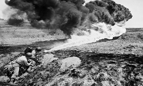 Lính thủy đánh bộ Mỹ sử dụng súng phun lửa trên chiến trường hồi tháng 4/1951. Ảnh: CNN.
