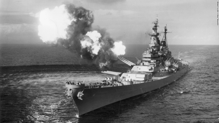 Tàu USS Missouri tấn công Chongjin, Triều Tiên, vào khoảng tháng 5/1951. Ảnh: CNN.