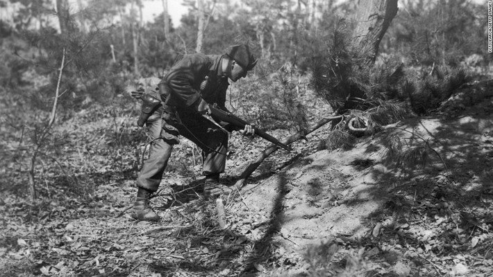 Một lính Mỹ trên chiến trường hồi tháng 2/1951. Ảnh: CNN.